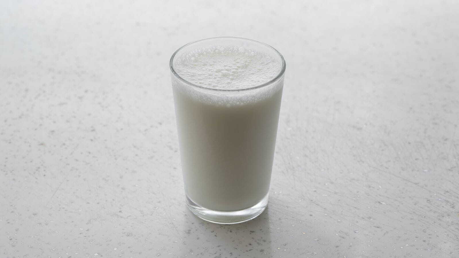 شیک پروتئین وی با شیر