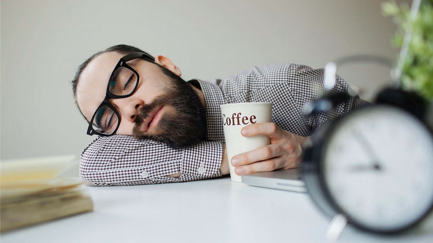 به جز پر خوری چه چیزهایی باعث چاقی و افزایش وزن میشوند 1 Sleeping Man with Coffee Cup