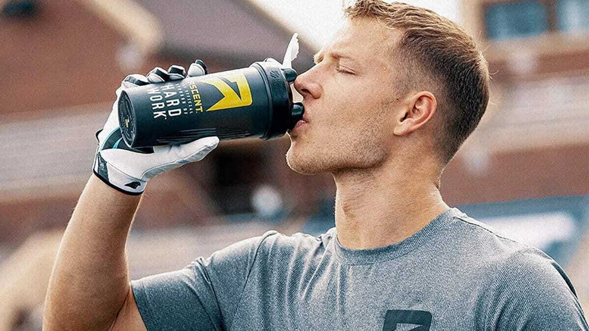 ورزشکار در حال نوشیدن شیک پروتئین