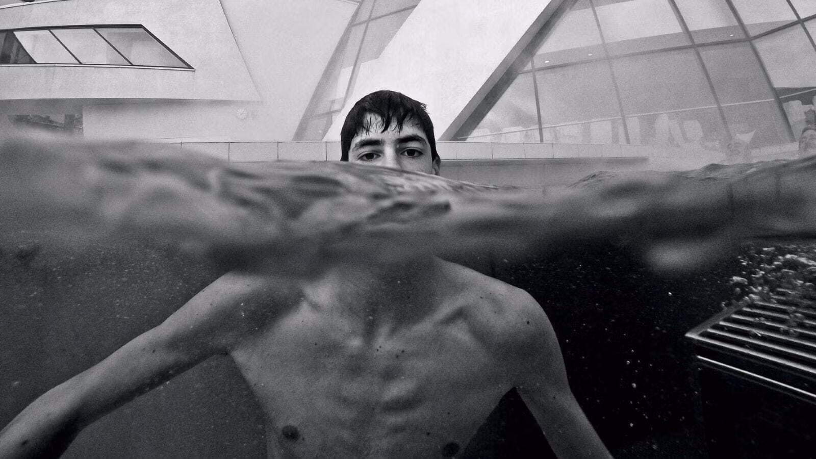 راهنمای تغذیه و تمرین برای افراد لاغر و دیر رشد 1 skinny man sticking out head above water