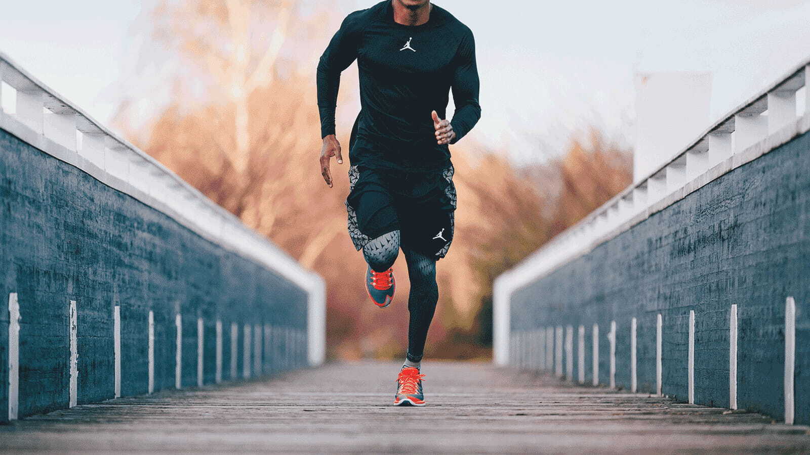 مردی درحال دویدن با کتانی ورزشی و شلوارک اند وان